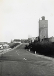 837945 Gezicht op de op- en afrit van de nieuwe Provinciale weg P21 te Rhenen naar de Grebbeweg. Rechts de zeepfabriek ...